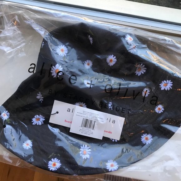 Alice + Olivia REVERSIBLE BUCKET HAT Daisy Print - Picture 4 of 6